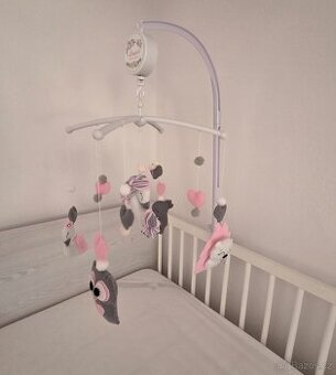 Kolotoč Limpio nad postýlku – růžovo-šedý