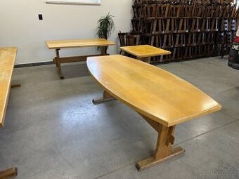 Velký oválný jídelní stůl. SELSKÝ