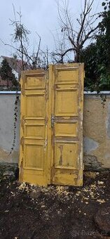 Staré dvoukřídlé dveře z masivu