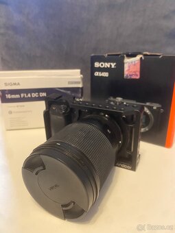 Sony A6400 + Sigma 30mm F1.4 + klec + 3 baterie