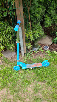 Dětská kolobežka se svítícími kolečky