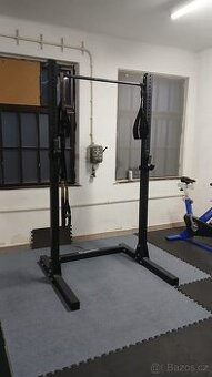 Dřepovací stojan s hrazdou