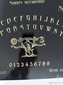 Spiritistická tabulka – Ouija board (Svara’s Witchboard)