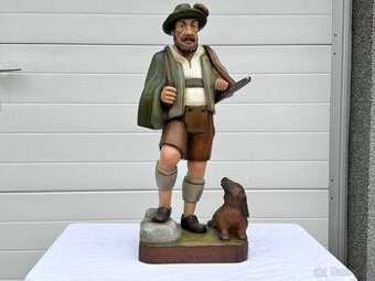Velmi pěkná velká dřevěná socha myslivce malovaná