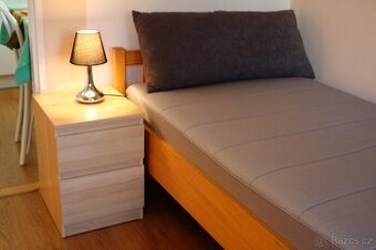 Dvě postele s rošty a matracemi