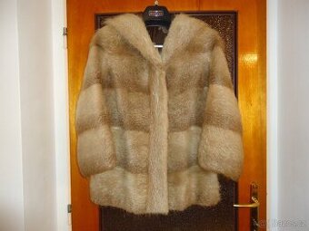 Kožich z pravé nutrie s kapucí, velikost S/M