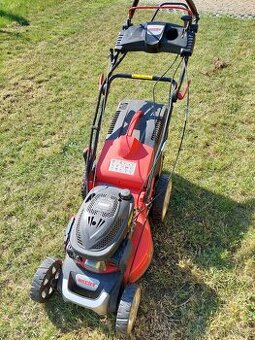Benzínová sekačka se startérem a pojezdem