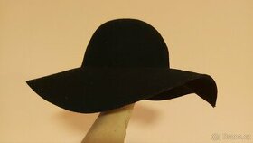 Černý vlněný klobouk na styl bez stuhy
