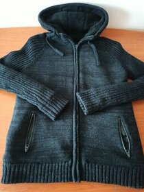 Pánský pletený svetr s kapucí
