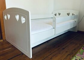 Dětská postel se srdíčky 160x80 cm