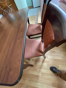 Jídelní stůl s roztahovací deskou; 4 židle s polstrovaným