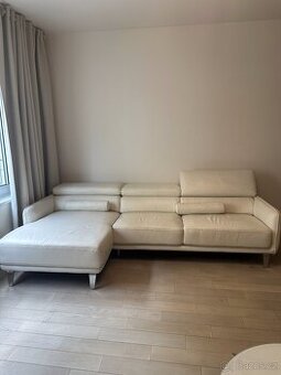 Bílá kožená rohová pohovka s polohovacími opěrkami - 1