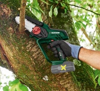 Aku řetězová pila Parkside do ruky V12