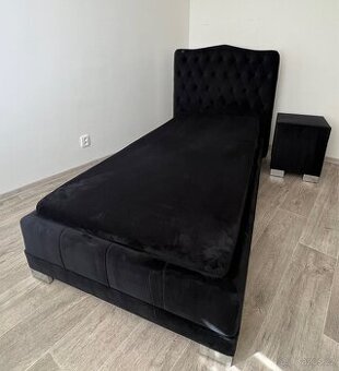 Čalouněná postel s knoflíkovým tuftovaným čelem + box