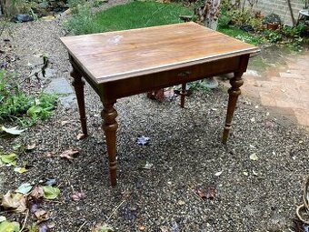 Starožitný stůl