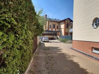 Parkovací stání na metru Kačerov, za branou