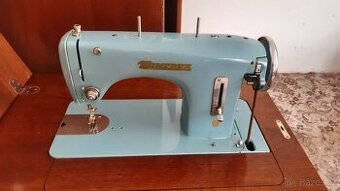 Skříňkový šicí stroj