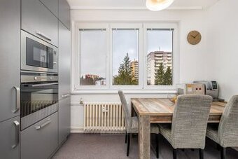Modernizovaný příjemný byt 2+1 s balkonem v žádané lokalitě - 1
