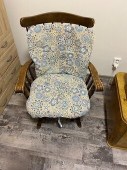 Křeslo se dvěmi sadami potahů