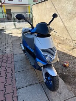 Skútr Aprilia leonardo 125