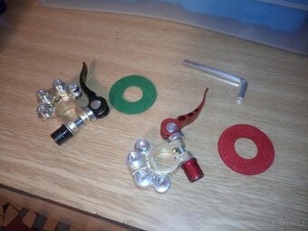 Samosvorné kontakty na autobaterii 12/24V NOVÉ