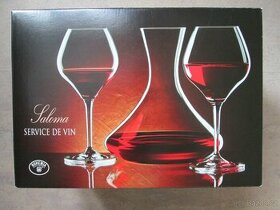 Sada sklenic a karafy na víno