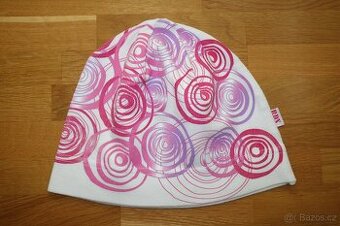 Bílá bavlněná dívčí čepice se vzory vel. 6