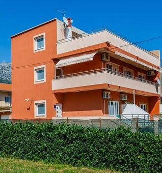 Chorvátsko krasny dom se 4 apartmány 80 m od mora