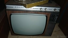 Sovětská přenosná černobílá televize Junosť