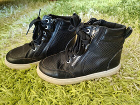 Kotníčkové černé koženkové boty - 1