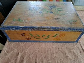 stará dřevěná malovaná krabička
