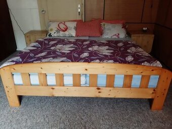 Dřevěná postel a matrace