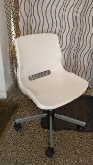 Plastové otočné křeslo Ikea