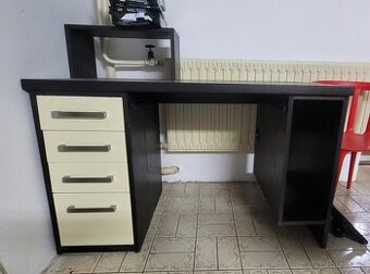 Masivni pracovni stul