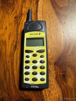 Vintage mobilní telefon Ericsson A1018s – sběratelský kousek