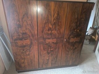 2 x dřevěná skříň