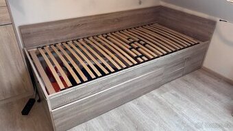 Postel s výsuvným nočním stolkem sonoma dub