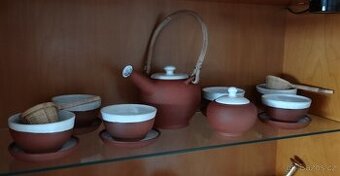 Hnědý keramický čajový servis s bílým glazováním