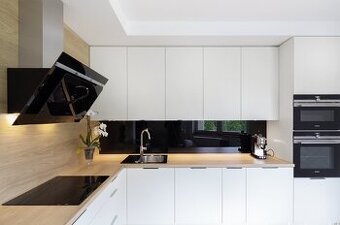 Moderní kuchyně v bílém matu