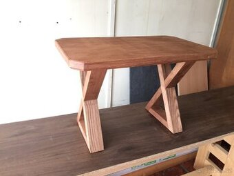 Konferenční stolek z masivu