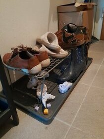 univerzální nosič/plošinu a sušák na boty z kovu a plastu.