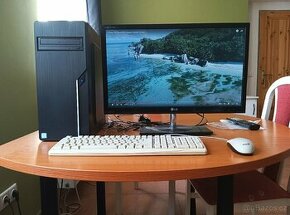 Stolní PC s monitorem klávesnici a myší