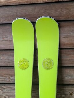 Prémiové švýcarské lyže AK YELLOW POP, 165cm, 2023