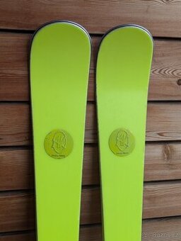 Prémiové švýcarské lyže AK YELLOW POP, 165cm, 2023