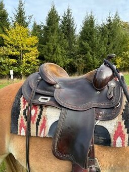 Westernové sedlo na široké koně