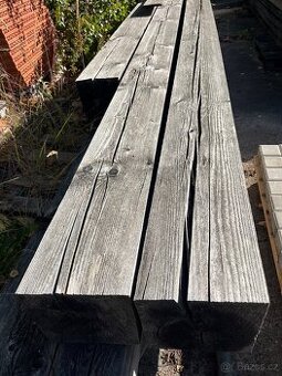 Staré smrkové trámy