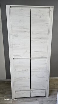 Šatní skříň +regál