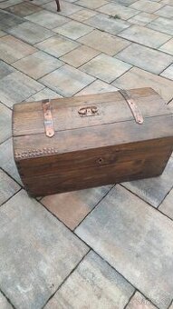 Starý vojenský kufr ,truhla