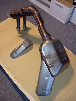 Yamaha MT-07 originální výfuk