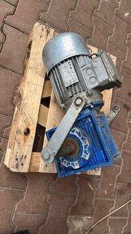 Elektromotor se šnekovým převodem